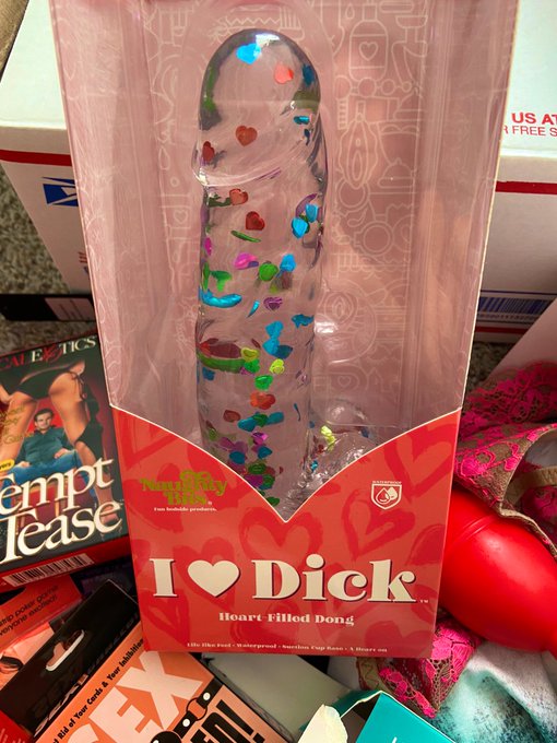 unboxing gifts from fans 🤝🏻🎁✨ https://t.co/XhmeNLM2CW