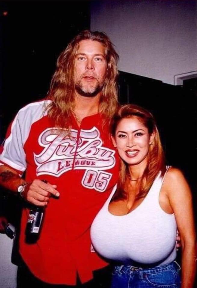 wrestlelamia's tweet photo. Kevin Nash with a fan 😳 https://t.co/Nv1j6Z1YWv