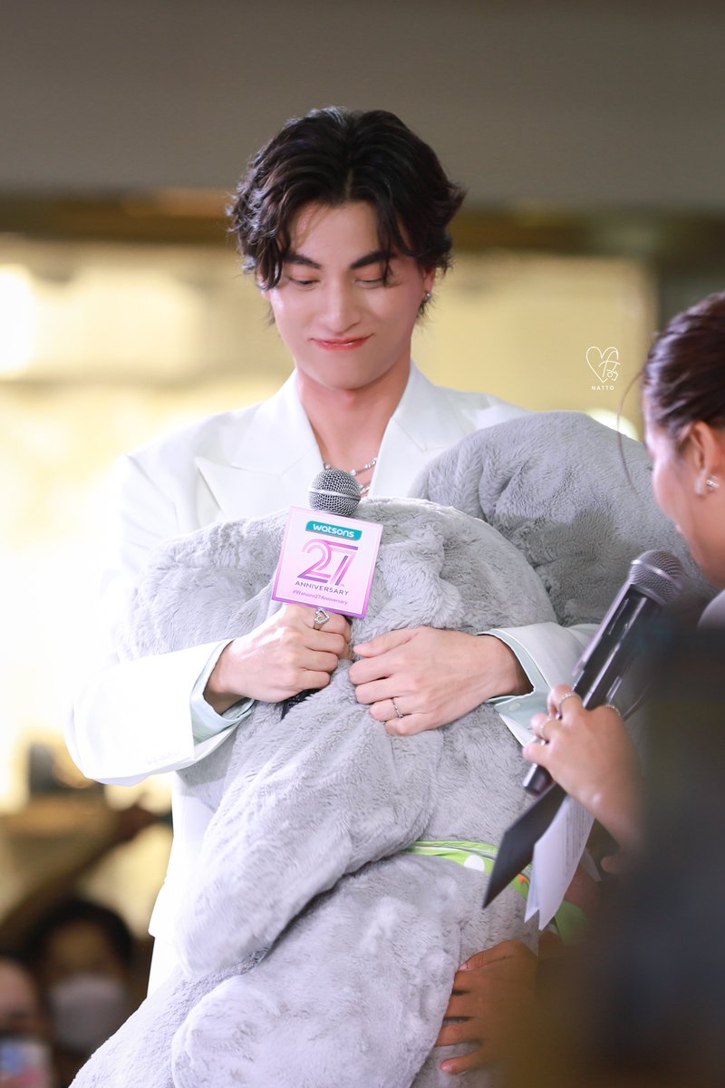 NATTCattleya's tweet photo. ภาพไม่ชัด แต่น่ารักเปงบ้าเรยยย 🥹🫠🤍

WATSON X GULF
@gulfkanawut
#Watsons27Anniversary
#GulfKanawut #NATTOXGULF https://t.co/pw3xcs5B5Q
