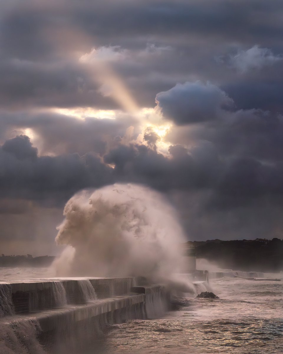 Je me suis levé tôt ce matin pour voir ça. photo : @emporioefikz @Meteo_Pyrenees @KeraunosObs #Patricia #Socoa #SaintJeanDeLuz #FranceMagique