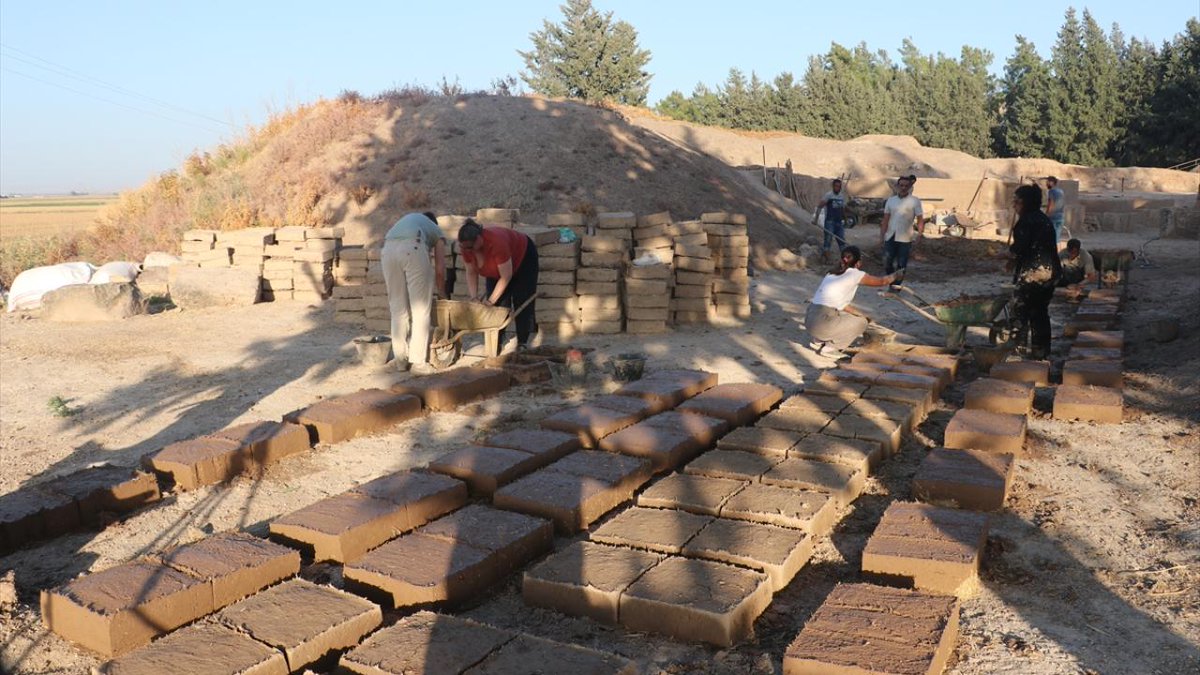 arkeolojihaber's tweet photo. Orta ve Geç Tunç Çağ dönemlerinde Mukiş Krallığı'na ev sahipliği yapan Hatay'daki Aççana Höyük'te, depremlerde hasar gören bölümler kerpiç tuğlalarla kaplanıp korunuyor. Hatay Mustafa Kemal Üniversitesi Arkeoloji Bölümü Protohistorya ve Önasya Arkeolojisi Ana Bilim Dalı ve Kazı Başkanı Doç. Dr. Murat Akar, saray duvarları kalıntılarının bazı bölümlerinde afet nedeniyle hasar oluştuğunu söyledi. Bu sezon kazıdan daha çok depremde zarar alan bölümlerin onarımı ve korunmasına yoğunlaşacaklarını anlatan Akar, “Höyükte Tunç Çağ'a tarihlenen yapıların tamamı kerpiçten. Biz bu yapıları koruma altına almak için geleneksel yöntem olan toprak, saman ve suyu karıştırarak kerpiç tuğlalar üretiyoruz. Bu tuğlalarla zarar gören yapıları kaplayarak koruma altına alıyoruz" diye konuştu. Kaynak: AA

#arkeolojihaber #arkeoloji #DahaFazlaArkeoloji