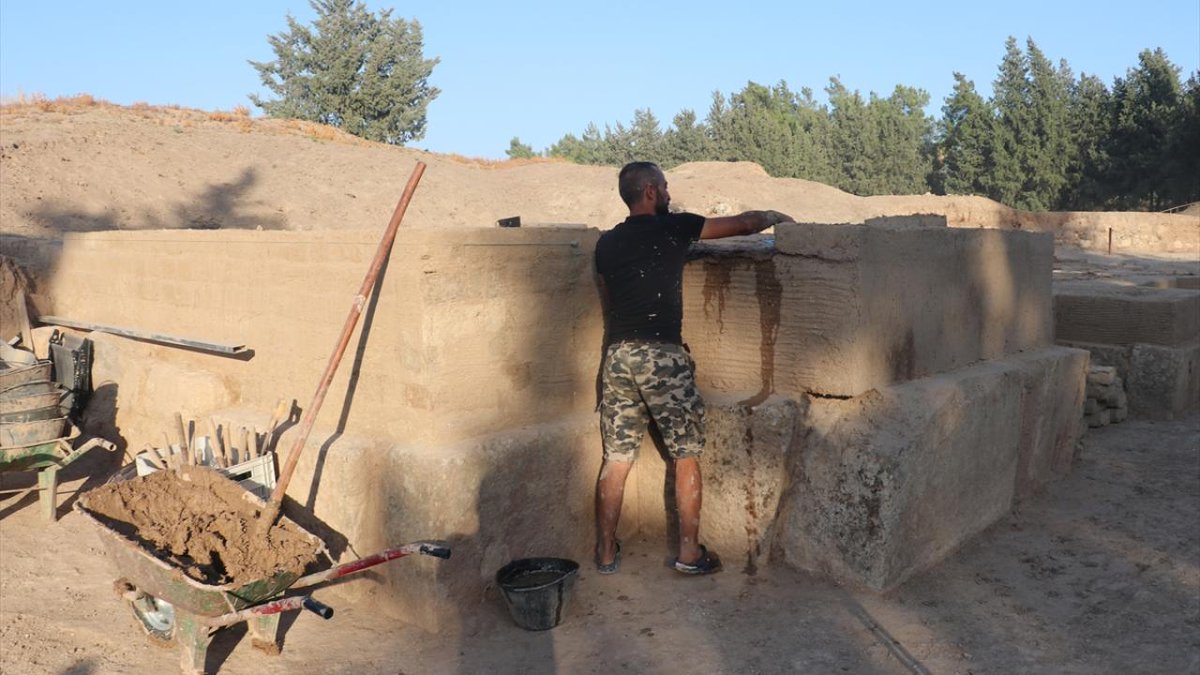 arkeolojihaber's tweet photo. Orta ve Geç Tunç Çağ dönemlerinde Mukiş Krallığı'na ev sahipliği yapan Hatay'daki Aççana Höyük'te, depremlerde hasar gören bölümler kerpiç tuğlalarla kaplanıp korunuyor. Hatay Mustafa Kemal Üniversitesi Arkeoloji Bölümü Protohistorya ve Önasya Arkeolojisi Ana Bilim Dalı ve Kazı Başkanı Doç. Dr. Murat Akar, saray duvarları kalıntılarının bazı bölümlerinde afet nedeniyle hasar oluştuğunu söyledi. Bu sezon kazıdan daha çok depremde zarar alan bölümlerin onarımı ve korunmasına yoğunlaşacaklarını anlatan Akar, “Höyükte Tunç Çağ'a tarihlenen yapıların tamamı kerpiçten. Biz bu yapıları koruma altına almak için geleneksel yöntem olan toprak, saman ve suyu karıştırarak kerpiç tuğlalar üretiyoruz. Bu tuğlalarla zarar gören yapıları kaplayarak koruma altına alıyoruz" diye konuştu. Kaynak: AA

#arkeolojihaber #arkeoloji #DahaFazlaArkeoloji