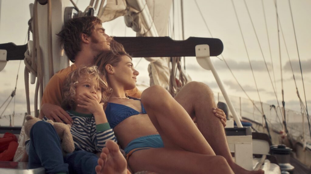 a_odisseia's tweet photo. Estreia da semana | Drama holandês que se divide em duas linhas temporais, "Além do Tempo" transmite sentimentos poderosos quando está em alto-mar, mas falha ao mergulhar em um mar de repetições no futuro 📽️
Confira nossa crítica ⬇️
#SeaofTime
<https://t.co/WBVkwLFldW> https://t.co/pPabaH7Ej0