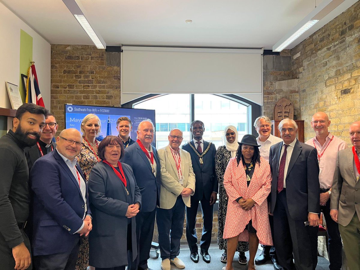 Today @SouthwarkMayor hosted a thank you reception with staff and members of @lb_southwark to say goodbye Andrew Nunn, former Dean of Southwark for his service to the people of the borough