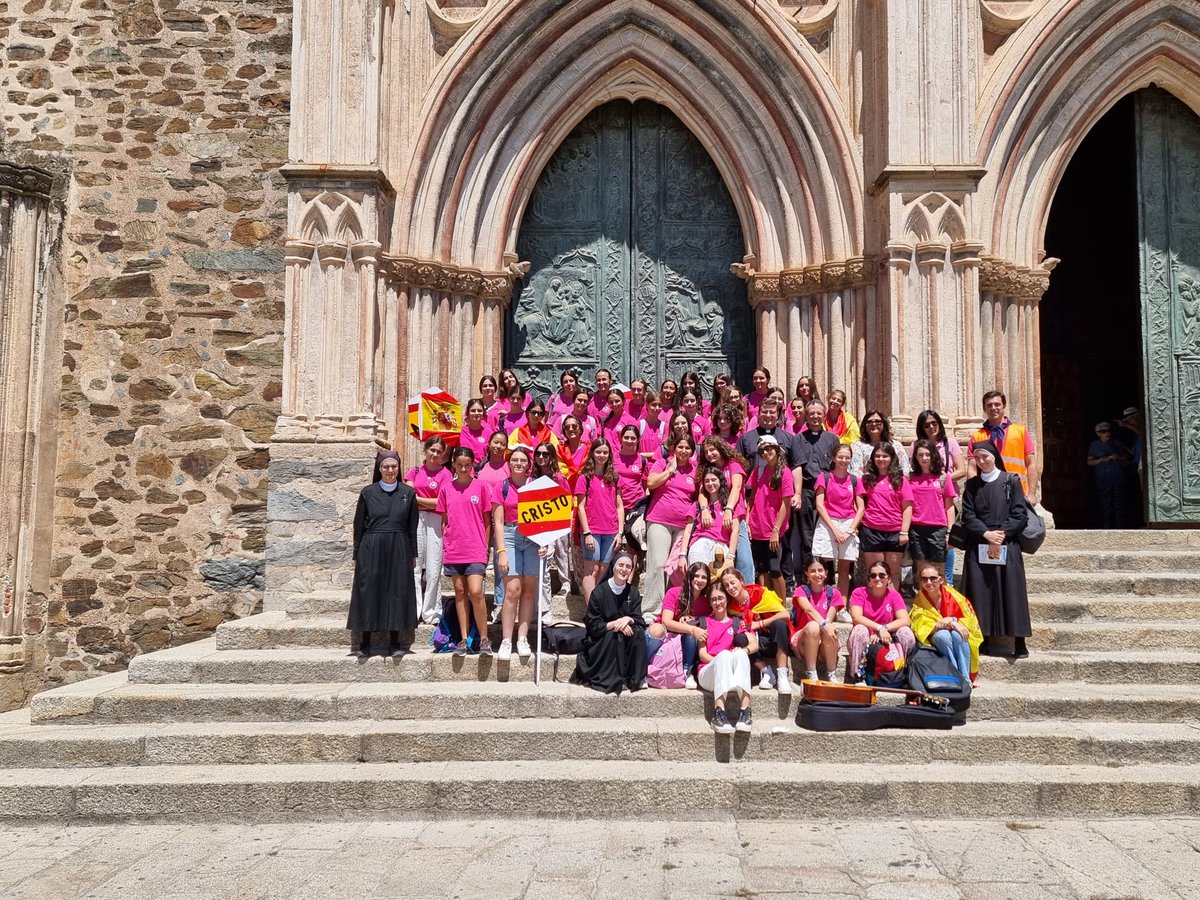 architoledo's tweet photo. Un grupo de adolescentes de la #Congregación ha comenzado su peregrinación a la @jmj_es en #Guadalupe con el Vicario de Talavera de la Reina. Desde Villafranca de los Barros el sábado salen para #Lisboa. https://t.co/uvrsq2ySxv