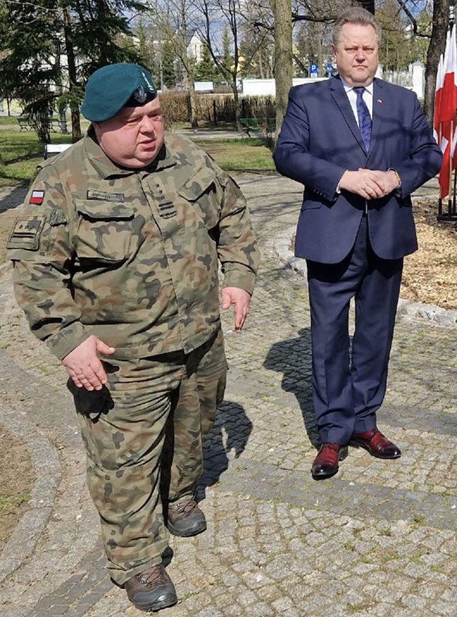 suweren_wybral's tweet photo. Czy może mi ktoś wyjaśnić jak ten żołnierz przechodzi testy sprawnościowe ?🤔 https://t.co/xkvVE5KGo0