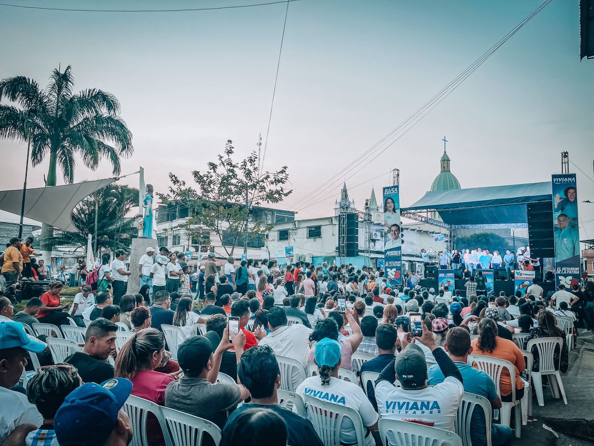 Tremenda fiesta democrática se vivió #Yaguachi en la inauguración de la central #RevoluciónCiudadana  #Rc5 Todo el pueblo se volcó a las calles. Un solo grito #LuisaPresidenta  Evento organizado x <a href="/Viviana_OliColl/">Viviana Olivares</a> #Alcalde 
<a href="/MashiRafael/">Rafael Correa</a> <a href="/LuisaGonzalezEc/">Luisa González</a> <a href="/ecuarauz/">Andrés Arauz</a> <a href="/marcelaguinaga/">Marcela Aguiñaga</a>