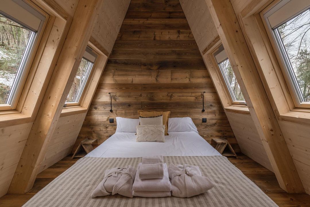 🌳 Qui no ha somiat a dormir en una cabanya a dalt d'un arbre? 😍 Amb Cabanyes entre Valls, aquest somni es fa realitat! Fes una escapada a la Vall de Bianya i envolta't de natura, on el benestar s'apoderarà de tu! 

👉 loom.ly/q_3pvDs
 #inpyrenees #wellbeingincostabrava