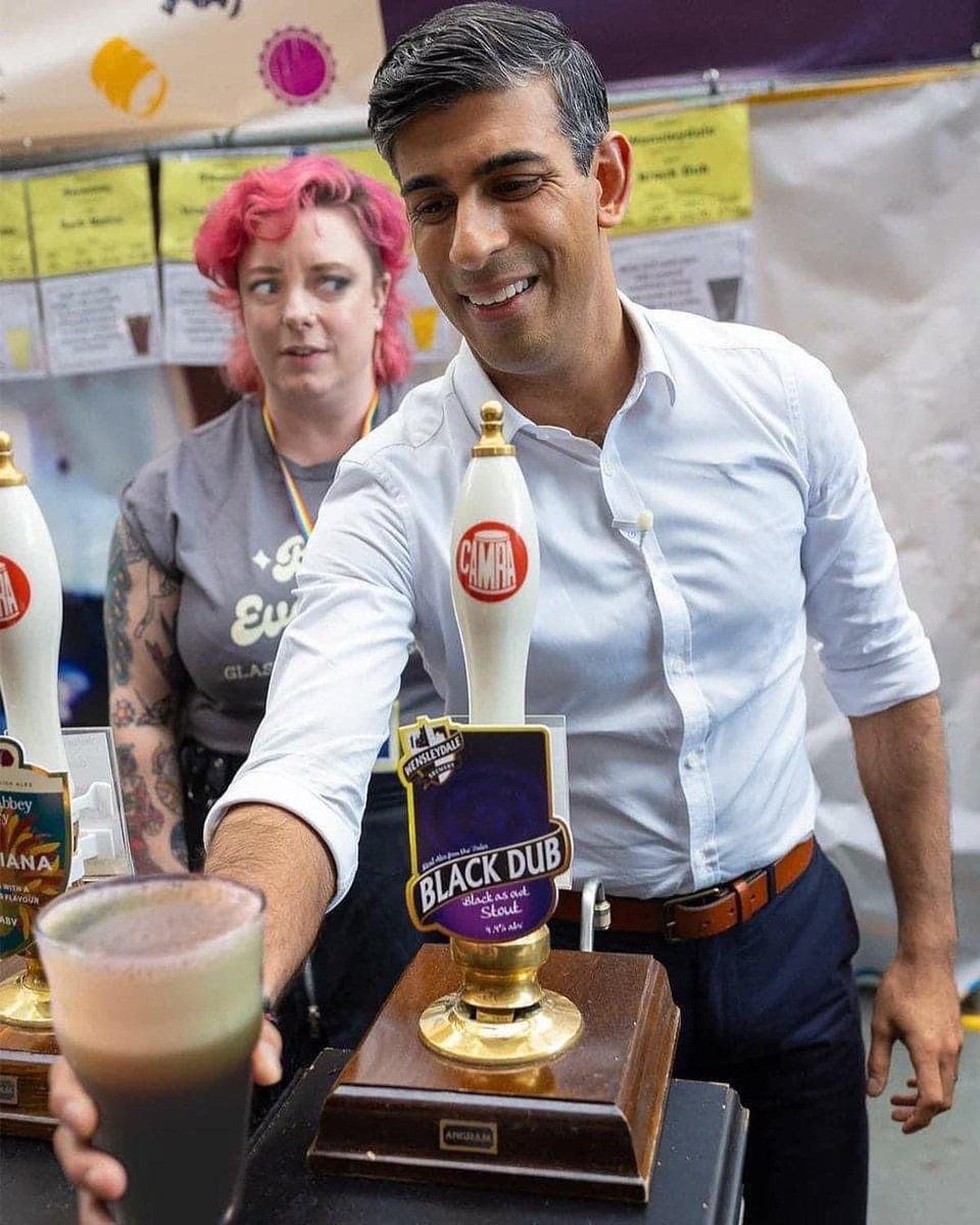 ageordo's tweet photo. @VALORUV @RishiSunak I believe the bartender feels that way about the clown pretending to be a bartender https://t.co/sirvCiztwM