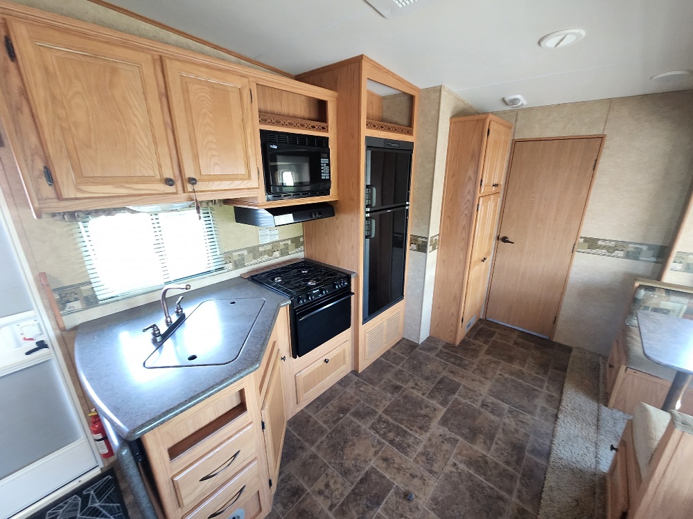 ❗2011 Heartland Sundance 285BH on sale! $22,995 + HST❗
Fifth wheel travel trailer, 1 slide, sleeps 6
Dry weight: 7,120 lbs | Total length: 30' 5” | Financing weekly: $86 O.A.C.
globetrotter-rv.com/default.asp?pa… #GlobetrotterRV #PreownedUnits #HeartlandSundance