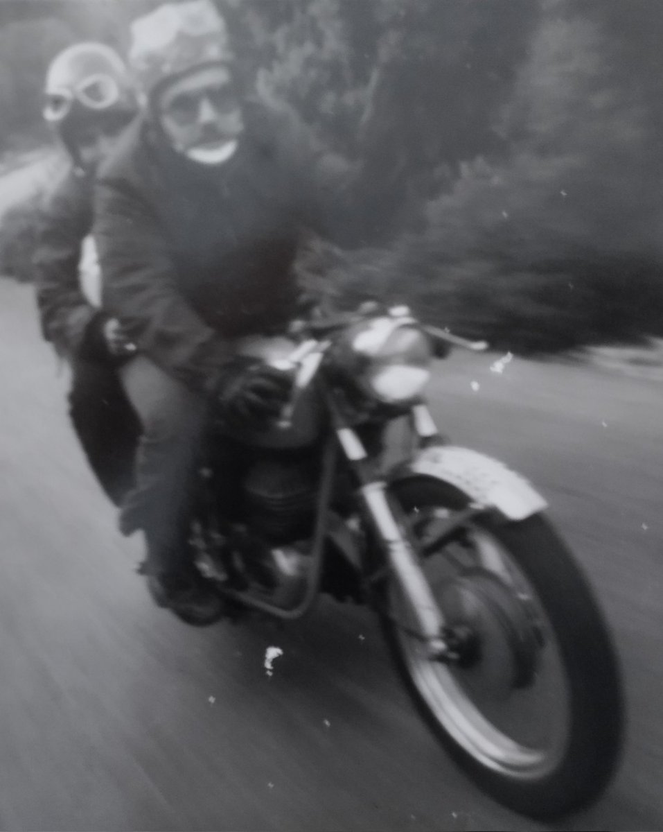 jcl83's tweet photo. "No te compres una moto es muy peligroso", para a continuación decir, "en esta curva había un árbol en el q colgábamos una cámara y nos grabábamos tomando curvas"
#DaliGas https://t.co/KEFdOFONXY