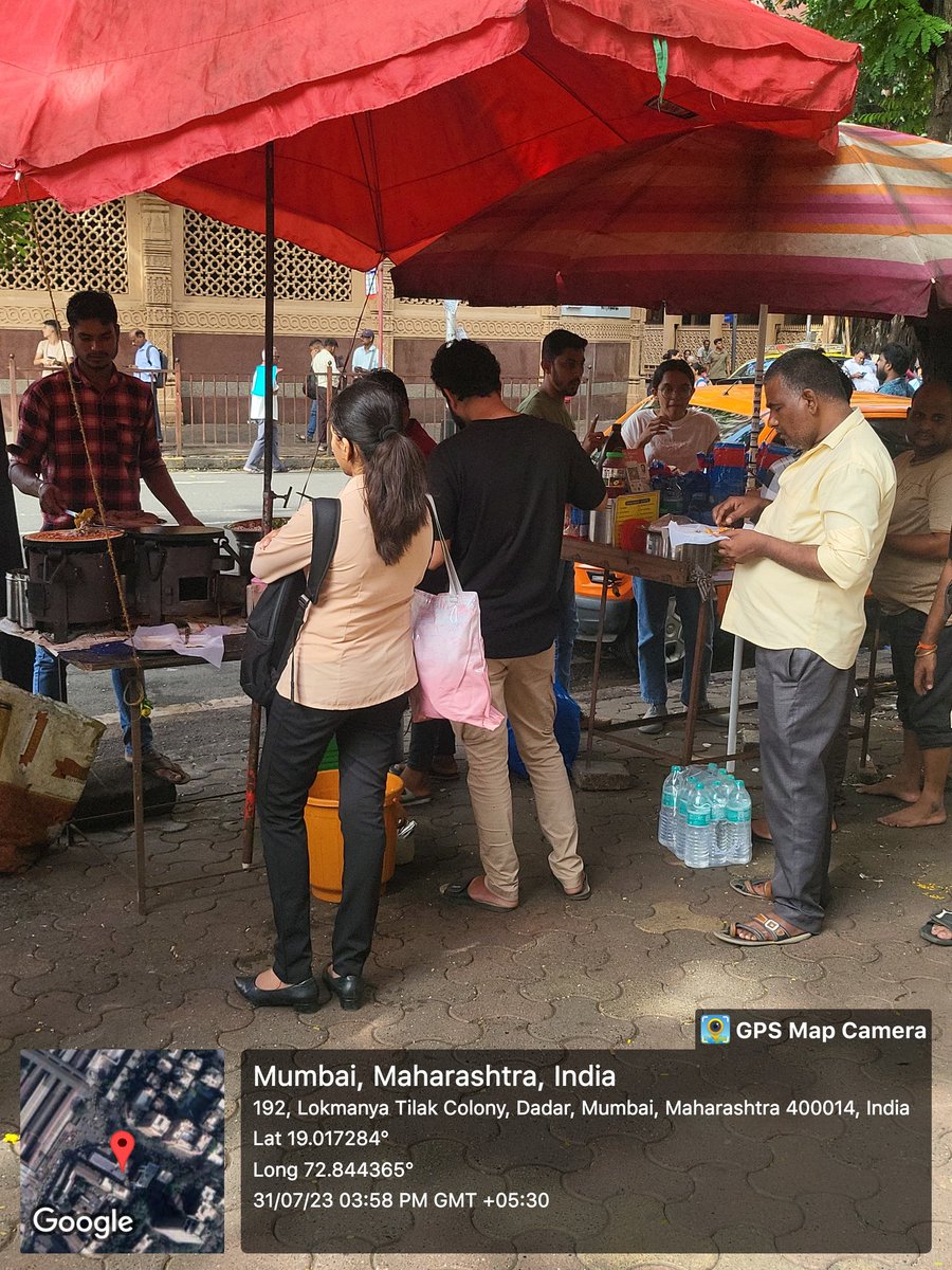 SwamiJawale's tweet photo. @mybmc दादर स्टेशनं स्वामीनारायण मंदिर समोर IDBI बँक बाहेर असलेल्या फेरीवाल्यान मूळे पादचाऱ्याना चालायला फूट पाथ रिकामी नसते. तरी एफ नॉर्थ मनपा ने त्वरित कारवाई करावी. https://t.co/pIVt7JPeMZ