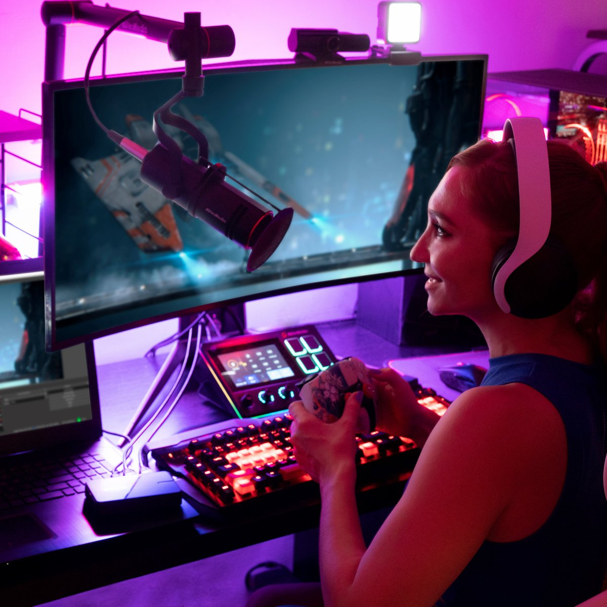 AVerMedia_DE's tweet photo. Mit seinem eleganten Metallgehäuse🎙️ und dem Fokus auf deiner Stimme bringt das Live Streamer MIC AM330 professionelles Live-Streaming in dein Zuhause. Mache deinen Podcast mit diesem Juwel zu einem Radio-Niveau Erlebnis! 🎧💥

#AudioQuality #LiveStreaming #StreamEquipment #AverMedia