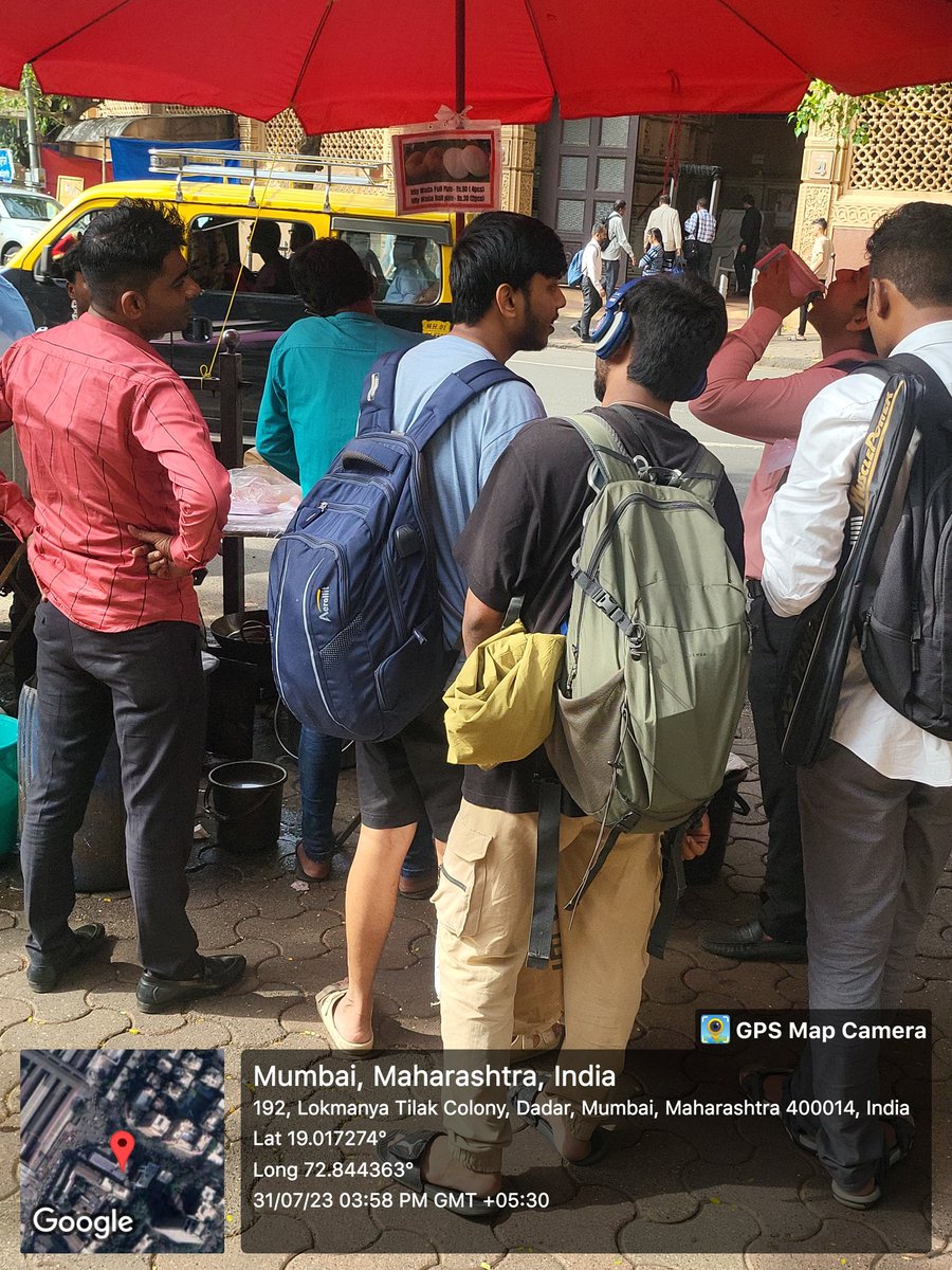 SwamiJawale's tweet photo. @mybmcWardFN दादर स्टेशनं स्वामीनारायण मंदिर समोर IDBI बँक बाहेर असलेल्या फेरीवाल्यान मूळे पादचाऱ्याना चालायला फूट पाथ रिकामी नसते. तरी एफ नॉर्थ मनपा ने त्वरित कारवाई करावी. https://t.co/jxeU3Et0U3