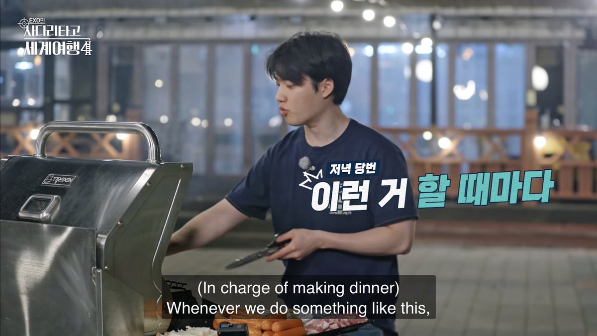 baekiosh's tweet photo. KYUNGSOO dijo que cuando a los miembros les toca cocinar, SEHUN nunca hace nada y solo come. La expresión de SEHUN mientras come 😂 

Kyungsoo: Cada vez que hacemos algo como esto, SEHUN nunca hace nada, él simplemente se sienta allí y come.
Minseok: Ese es su destino https://t.co/p6TOdYSfXH