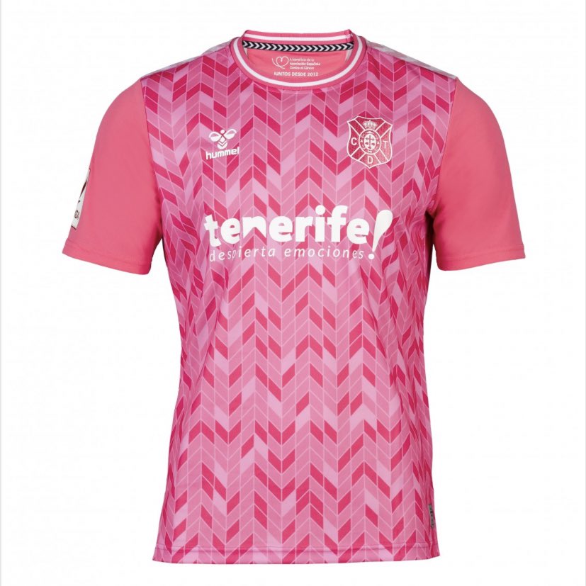 AleLuisRolo's tweet photo. Ahora que está de moda el rosa, poca gente sabe que el @CDTOficial fue el primer club de La Liga que jugó con este color para visibilizar la lucha diaria contra el cáncer. Ya son más de 10 años vistiendo así y dando una parte de los beneficios a la AECC. Poco se habla de esto. https://t.co/6ZDTy67oYu