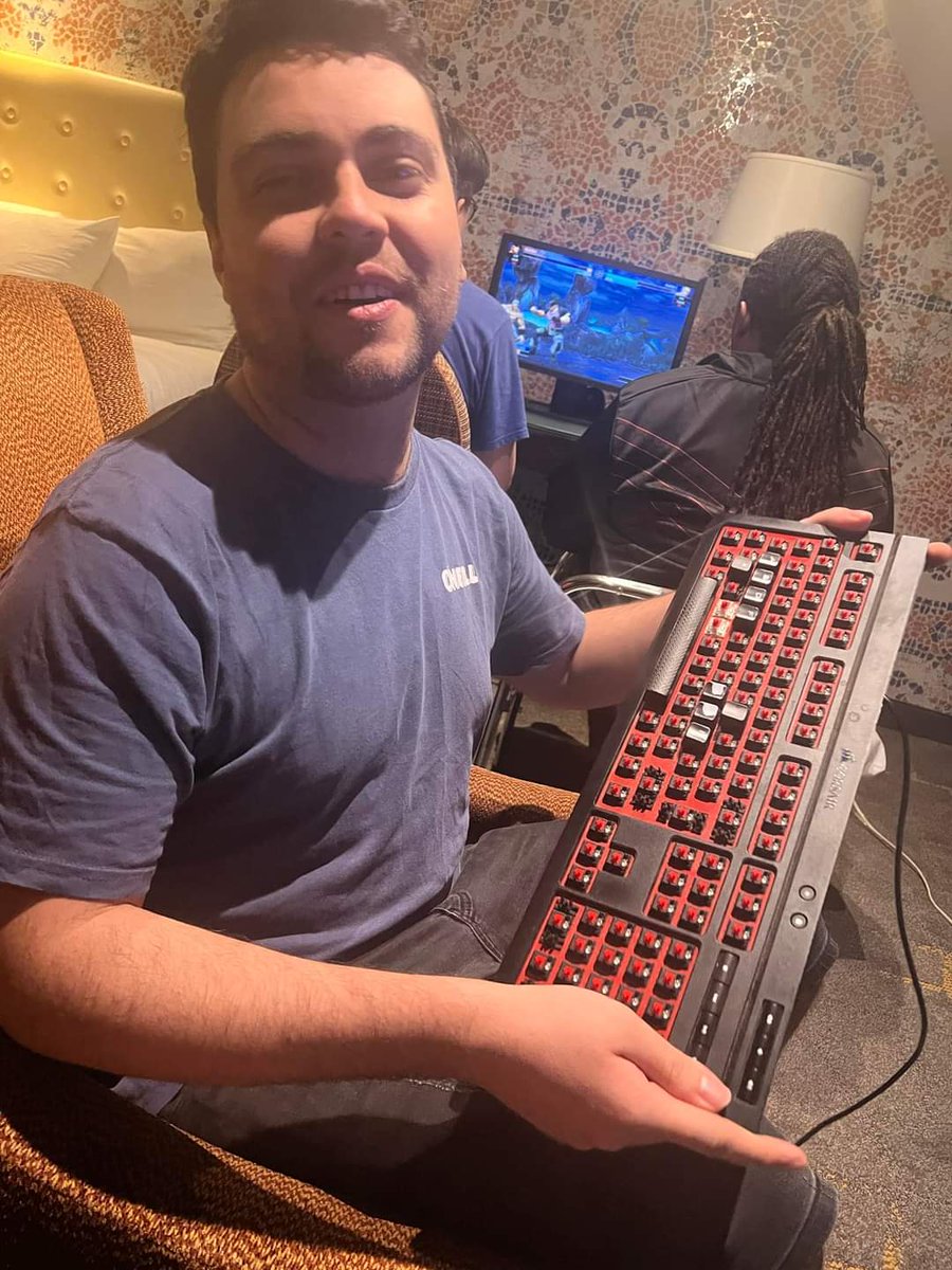 One of Chile's strongest KOF players, and his controller of choice