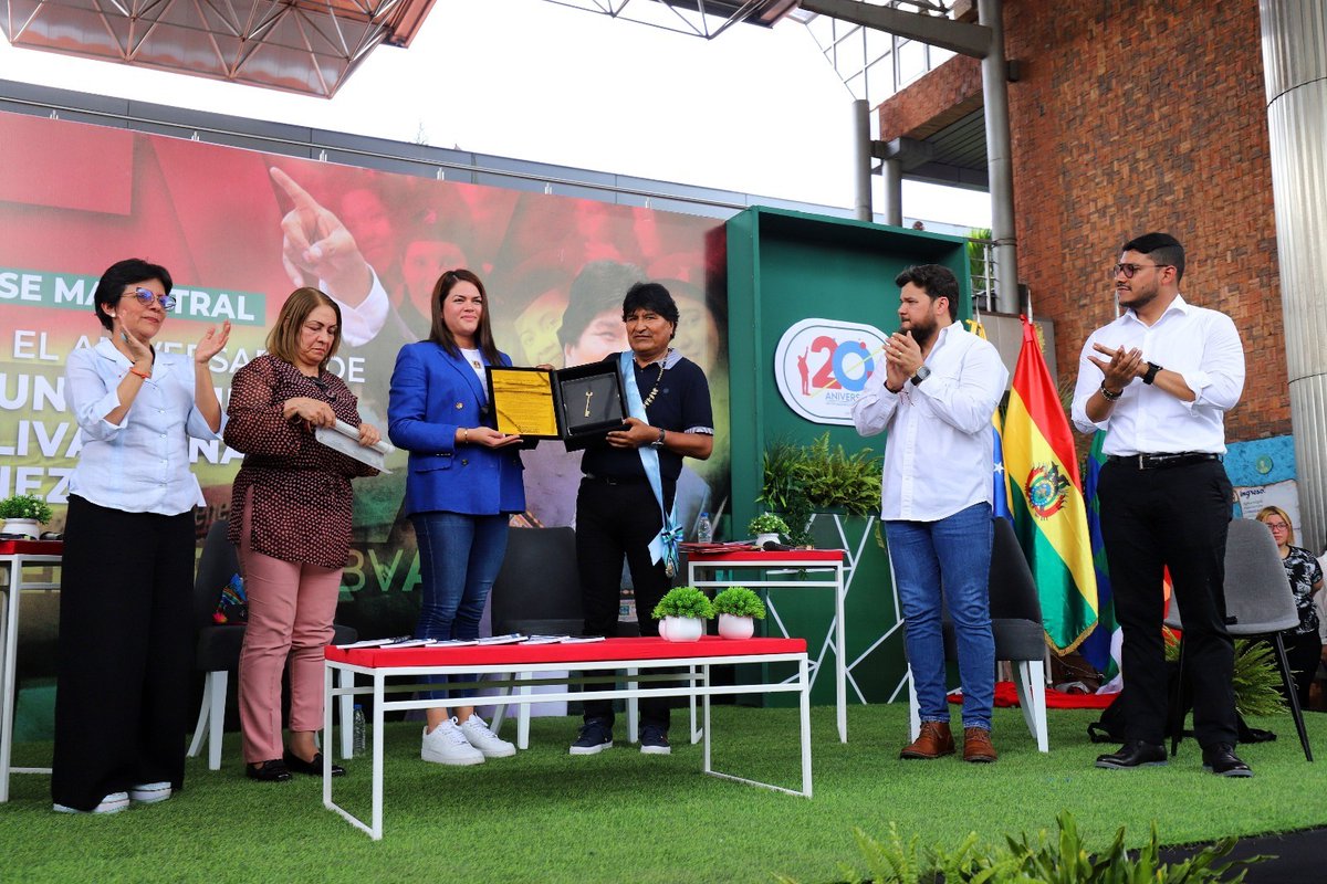 Evo Morales realizó encuentro con estudiantes de la UBV Maturín
goo.su/VUhzvxH
#YoIzoMiBandera