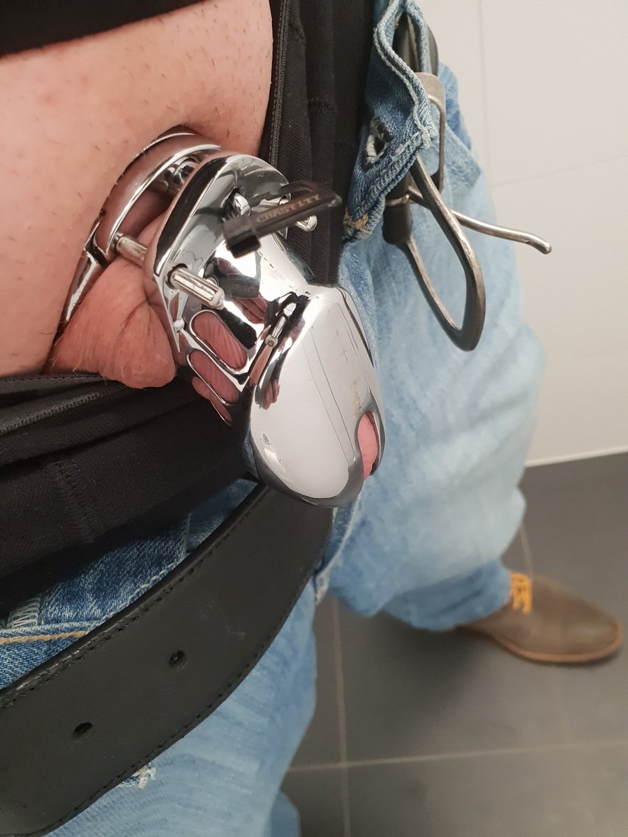 Welche Lady oder Master braucht nen echten Sklaven... 

#slave #domina #chasity