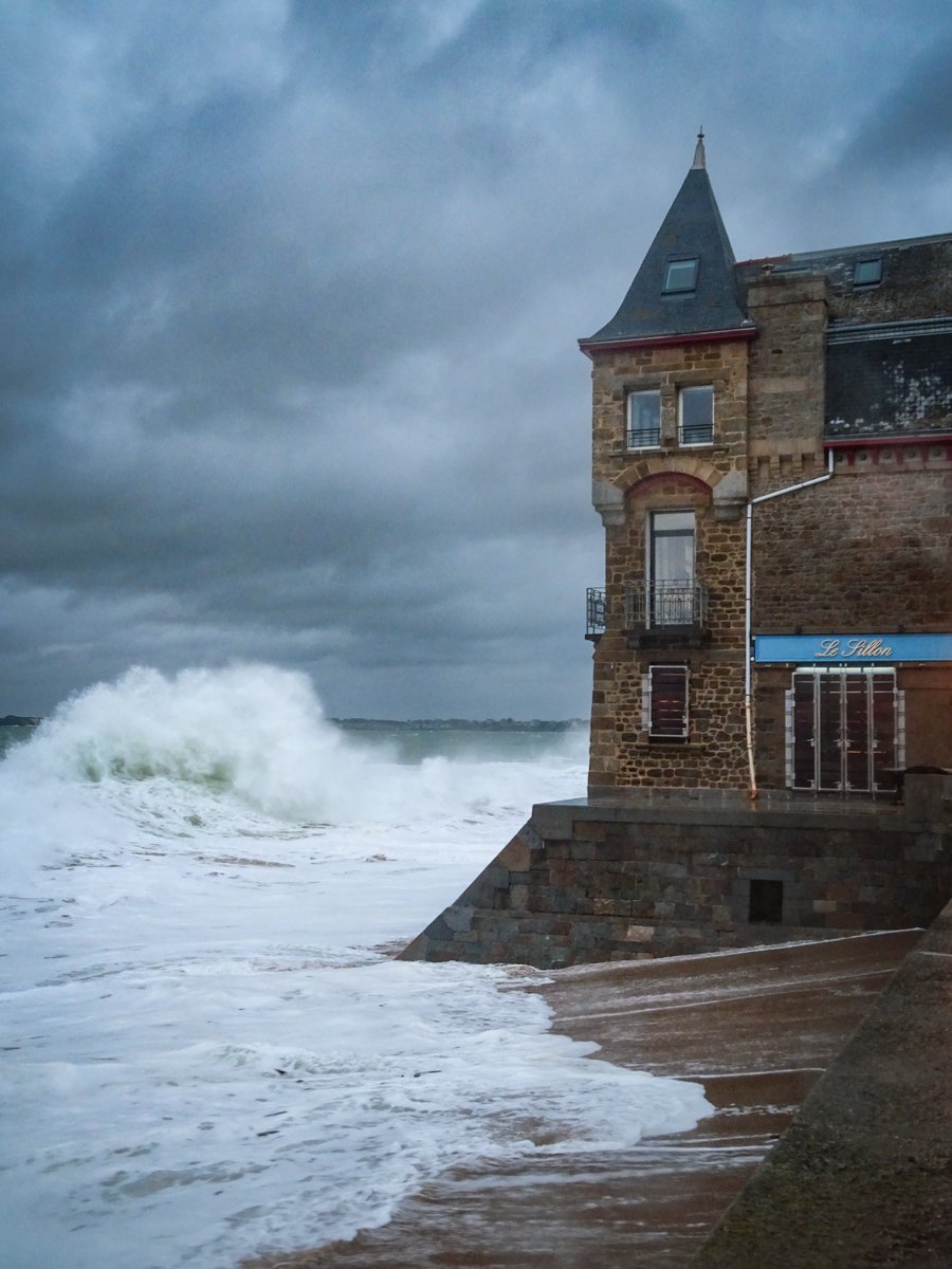 Avez-vous vu cet extraordinaire spectacle ? 😍
À #saintmalo, théâtre des grandes marées. 🌊
-
-
-
📸 DR
#grandesmarées #uneteasaintmalo #saintmalo #stmalo #villedesaintmalo #marées #mer #vagues #tempête #tempetepatricia