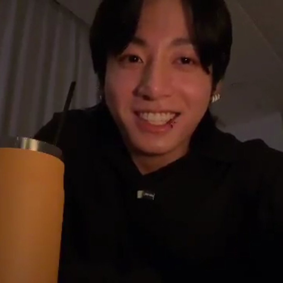 btsargento's tweet photo. — #JUNGKOOK: Estoy cansado, así que me iré a bañar y luego a dormir. Tal vez si me despierto, podría volver a hacer Live pero, ¡no me esperen! porque quizás no haga live, así que por favor no me esperen, ¿de acuerdo? Bueno, ahora me iré a bañar, nos vemos ARMY 👋🏻 https://t.co/UhjbSYoQls