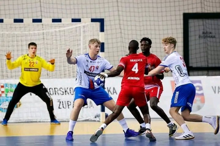 Umucomedia's tweet photo. 🤾🇧🇮Après avoir perdu contre les îles Féroé hier lors de la Coupe du Monde de handball des moins de 19 ans, avec un score de 53-21 en faveur des îles Féroé, l'équipe nationale burundaise de #handall va affronter la Suède à 17h. https://t.co/St6rry51mF