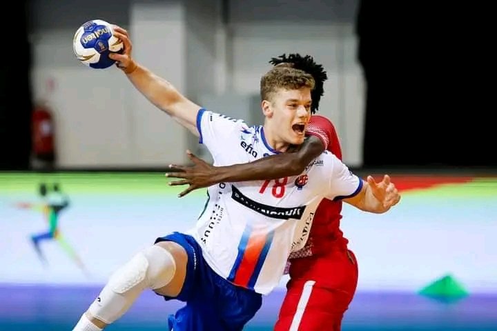 Umucomedia's tweet photo. 🤾🇧🇮Après avoir perdu contre les îles Féroé hier lors de la Coupe du Monde de handball des moins de 19 ans, avec un score de 53-21 en faveur des îles Féroé, l'équipe nationale burundaise de #handall va affronter la Suède à 17h. https://t.co/St6rry51mF