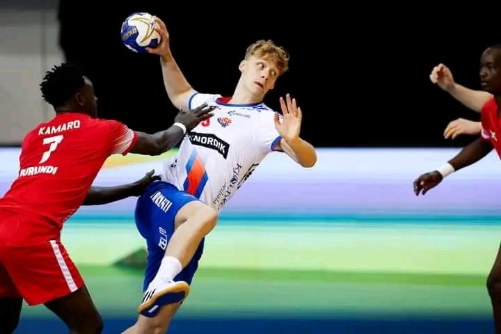 Umucomedia's tweet photo. 🤾🇧🇮Après avoir perdu contre les îles Féroé hier lors de la Coupe du Monde de handball des moins de 19 ans, avec un score de 53-21 en faveur des îles Féroé, l'équipe nationale burundaise de #handall va affronter la Suède à 17h. https://t.co/St6rry51mF