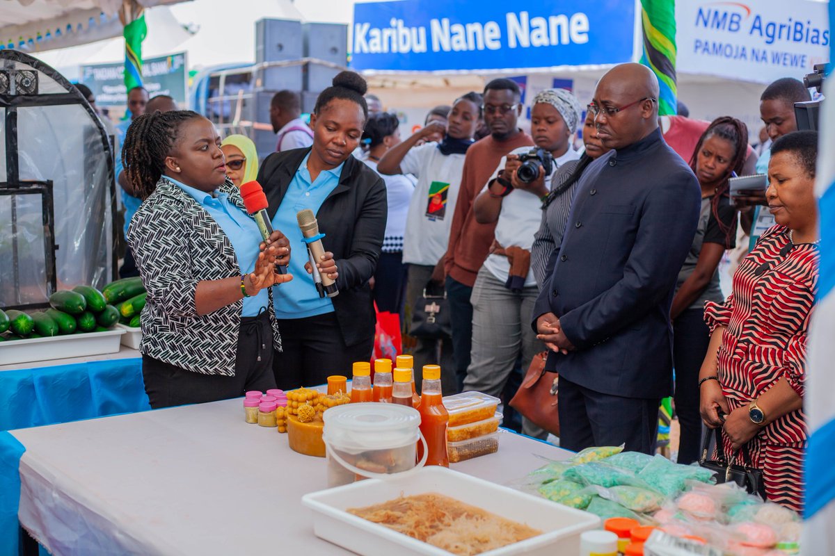 udomtheofficial's tweet photo. Mkuu wa Mkoa wa Singida Mhe. Peter Serukamba akipata maelezo kutoka kwa waonyeshaji Banda la Chuo Kikuu cha Dodoma katika maonyesho ya Nanenane kanda ya kati yanayoendelea katika Viwanja vya Nzuguni jijini Dodoma
#udomembracingknowledge https://t.co/3E6SBGkbaL