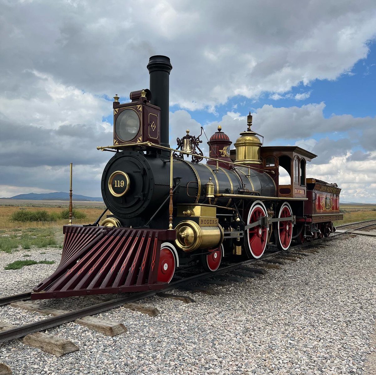 bastiaangerms's tweet photo. Railroad and Disney history: Ward Kimball painted these replica’s of the steam trains attending the Golden Spike ceremony on the 10th of May 1869 🚂.
https://t.co/MnUzOHfUND https://t.co/rqnPZZkzj1