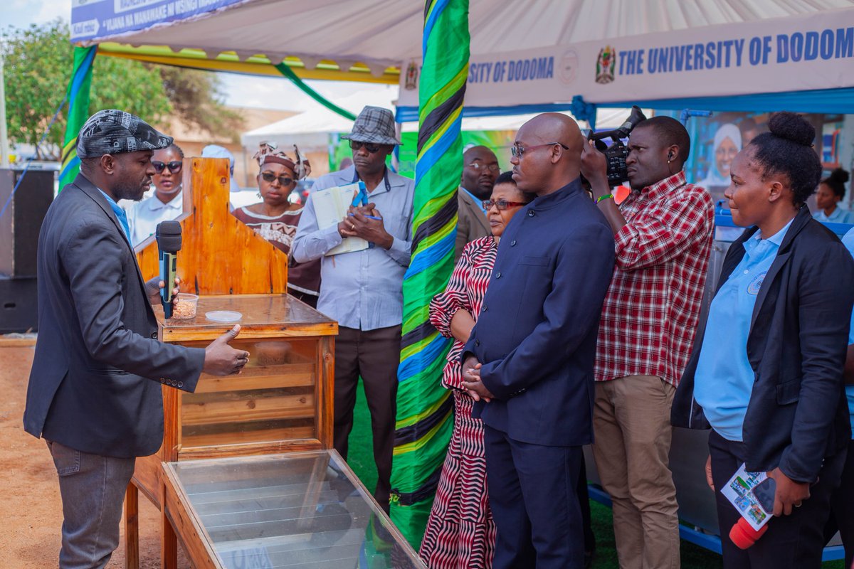 udomtheofficial's tweet photo. Mkuu wa Mkoa wa Singida Mhe. Peter Serukamba akipata maelezo kutoka kwa waonyeshaji Banda la Chuo Kikuu cha Dodoma katika maonyesho ya Nanenane kanda ya kati yanayoendelea katika Viwanja vya Nzuguni jijini Dodoma
#udomembracingknowledge https://t.co/3E6SBGkbaL