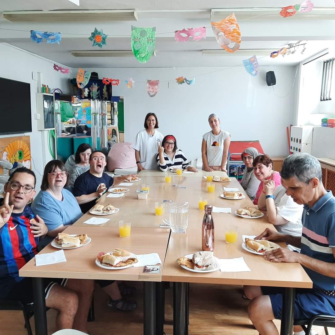agisdem's tweet photo. Muchas felicidades, Laura, sigue así esforzándote en mejorar día a día y gracias por la tarta, nos prestó mucho esta comida especial. https://t.co/aEVpzqxcgA
