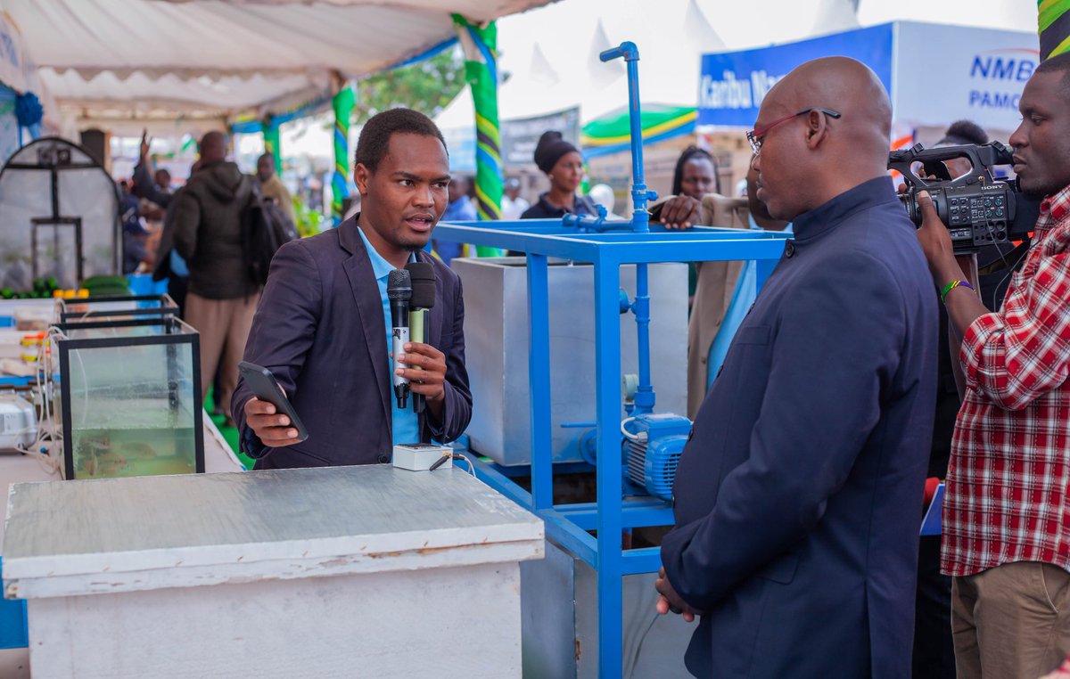 udomtheofficial's tweet photo. Mkuu wa Mkoa wa Singida Mhe. Peter Serukamba akipata maelezo kutoka kwa waonyeshaji Banda la Chuo Kikuu cha Dodoma katika maonyesho ya Nanenane kanda ya kati yanayoendelea katika Viwanja vya Nzuguni jijini Dodoma
#udomembracingknowledge https://t.co/3E6SBGkbaL