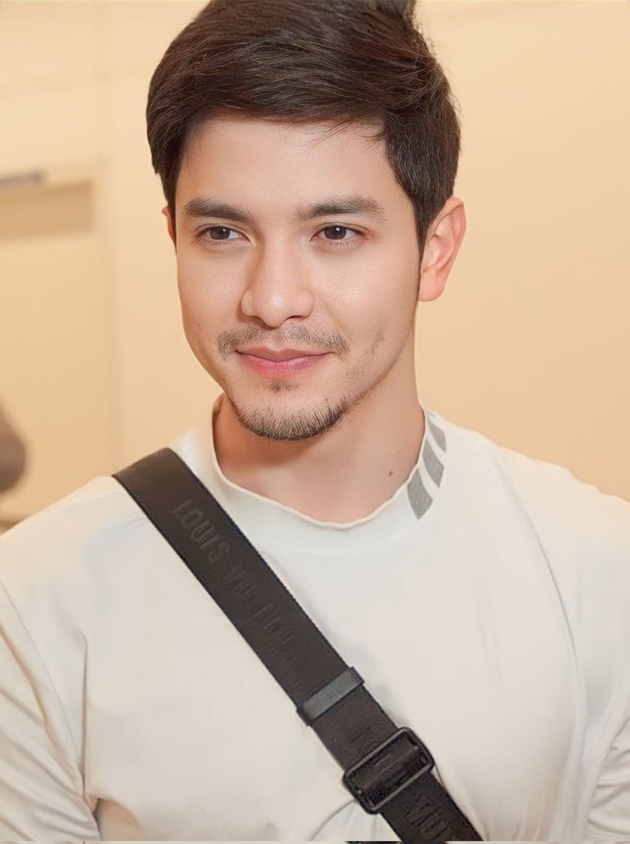 wala eh. ganyan talaga. gwapo eh.
hahahaahahah

<a href="/aldenrichards02/">Alden Richards</a> 
#AldenRichards