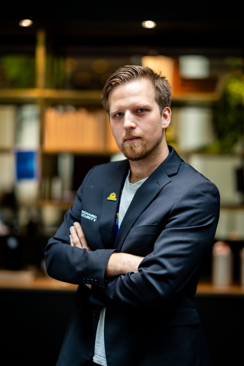 ForsaFors's tweet photo. Thank you to CBenni for taking a great picture of me that I now will use everywhere where I want to look professional. https://t.co/U01bWicPUK