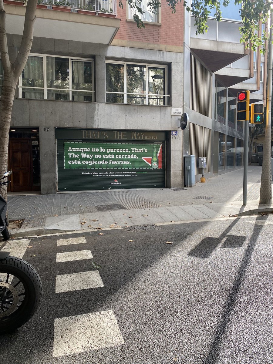 tonicubani's tweet photo. Hola @RAEinforma , cada día paso por delante de este bar y me surge la misma duda. No debería ser: 

“Aunque lo parezca, That’s The Way…”

¿No está mal escrito?
@Heineken_ESCorp https://t.co/NLK784oEHx