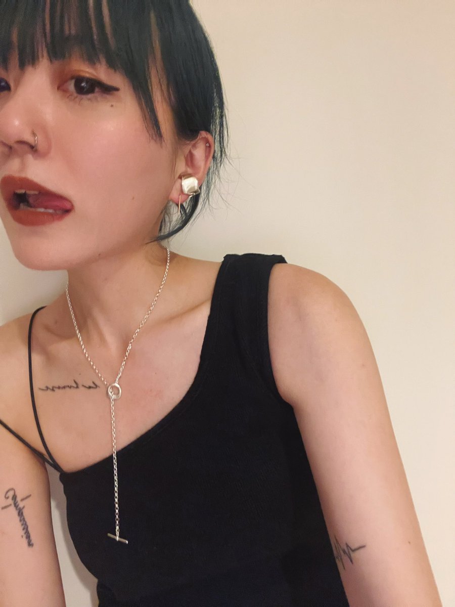 やっぱりシルバー派。

#シルバーアクセサリー 
#ten #イヤーカフ　#青髪　#ブルーヘア