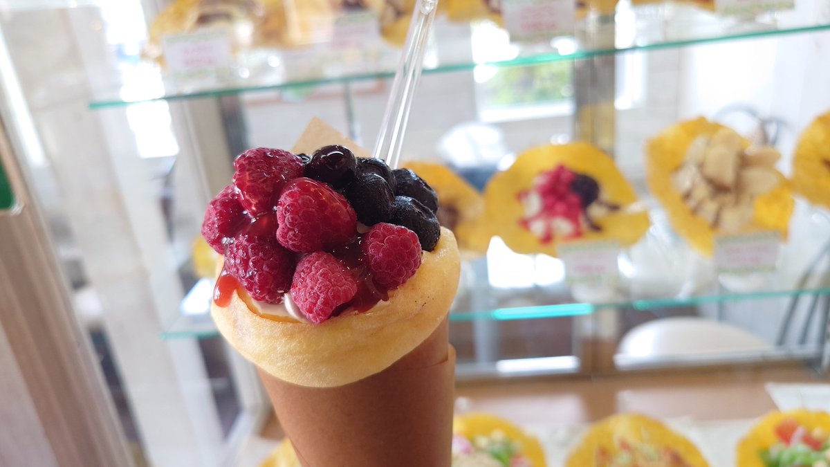 昨日ですね、滝を見たあとに、クレープ食べたのよ〜

ラズベリーと、ブルーベリー🫐のクレープです
甘酢いのがいいわ💕💕
皮はホントここのは美味しい
(๑>ڡ<๑)🍴💕モチモチしてます

#魔王魂 #森田交一 #魔王軍
#魔王軍グルメ部