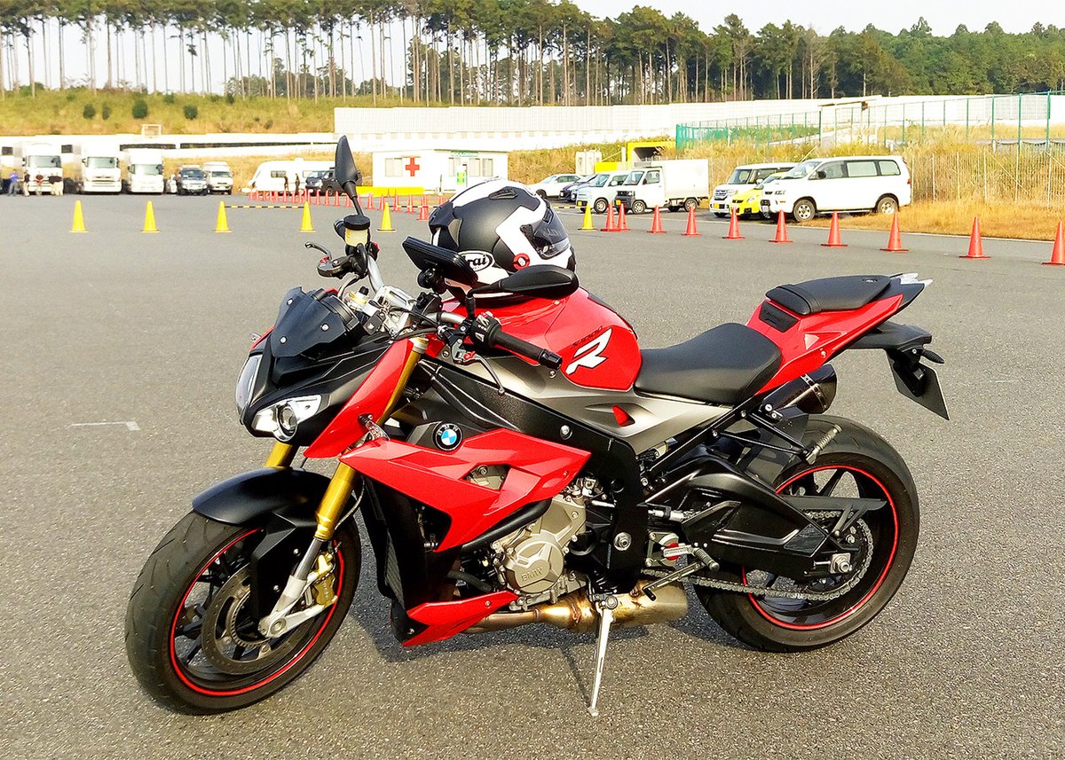 _shusan_'s tweet photo. プロフィール更新！
名前：シュウ
現愛車：F900XR、VFR800(RC46後期)
国内は離島以外走破済&amp;関東道の駅スタンプラリー2016 全駅制覇
好き：ソロツー、妻（書けって言われた）
苦手：コーナーが遅い直線煽り車両、爆音カスタム
一言：離島ツー行きたい
※写真は歴代愛車
#バイク乗りとして軽く自己紹介 https://t.co/A5IwF5AnnA
