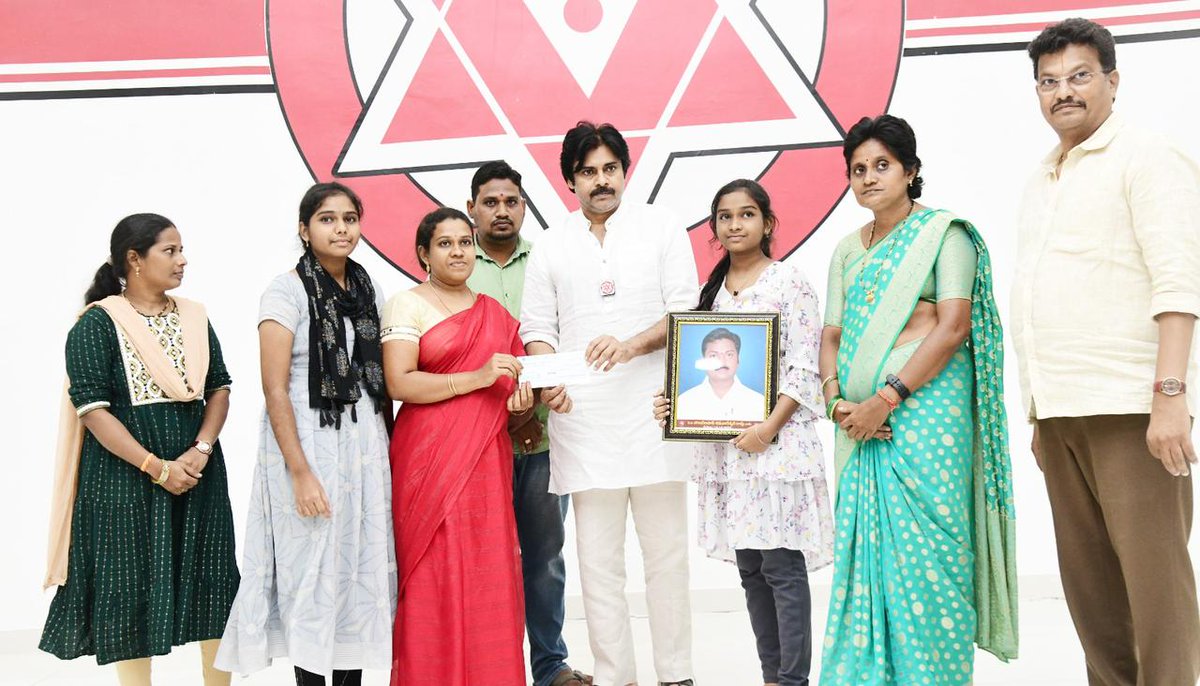 JanaSenaParty's tweet photo. మంగళగిరిలో ఉమ్మడి కృష్ణ, గుంటూరు జిల్లా క్రియాశీలక కార్యకర్తల కుటుంబాలకు చెక్కులు అందించిన శ్రీ @PawanKalyan గారు https://t.co/lH2VcsjusN
