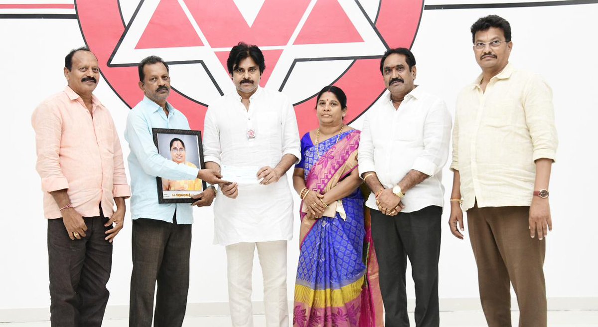 JanaSenaParty's tweet photo. మంగళగిరిలో ఉమ్మడి కృష్ణ, గుంటూరు జిల్లా క్రియాశీలక కార్యకర్తల కుటుంబాలకు చెక్కులు అందించిన శ్రీ @PawanKalyan గారు https://t.co/lH2VcsjusN