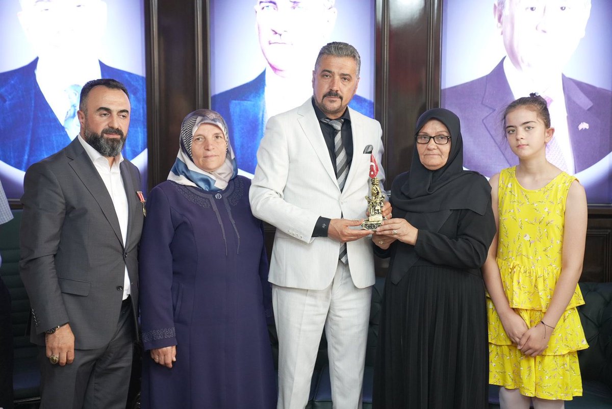 15 Temmuz Şehitlerimizin değerli anneleri;İl Başkanımız Sn.Alparslan Doğan’a hayırlı olsun ziyaretinde bulundular. Nazik ziyaretlerinden dolayı teşekkür eder,Mukaddes değerler uğruna can veren Şehitlerimize Allah’tan rahmet diliyoruz.