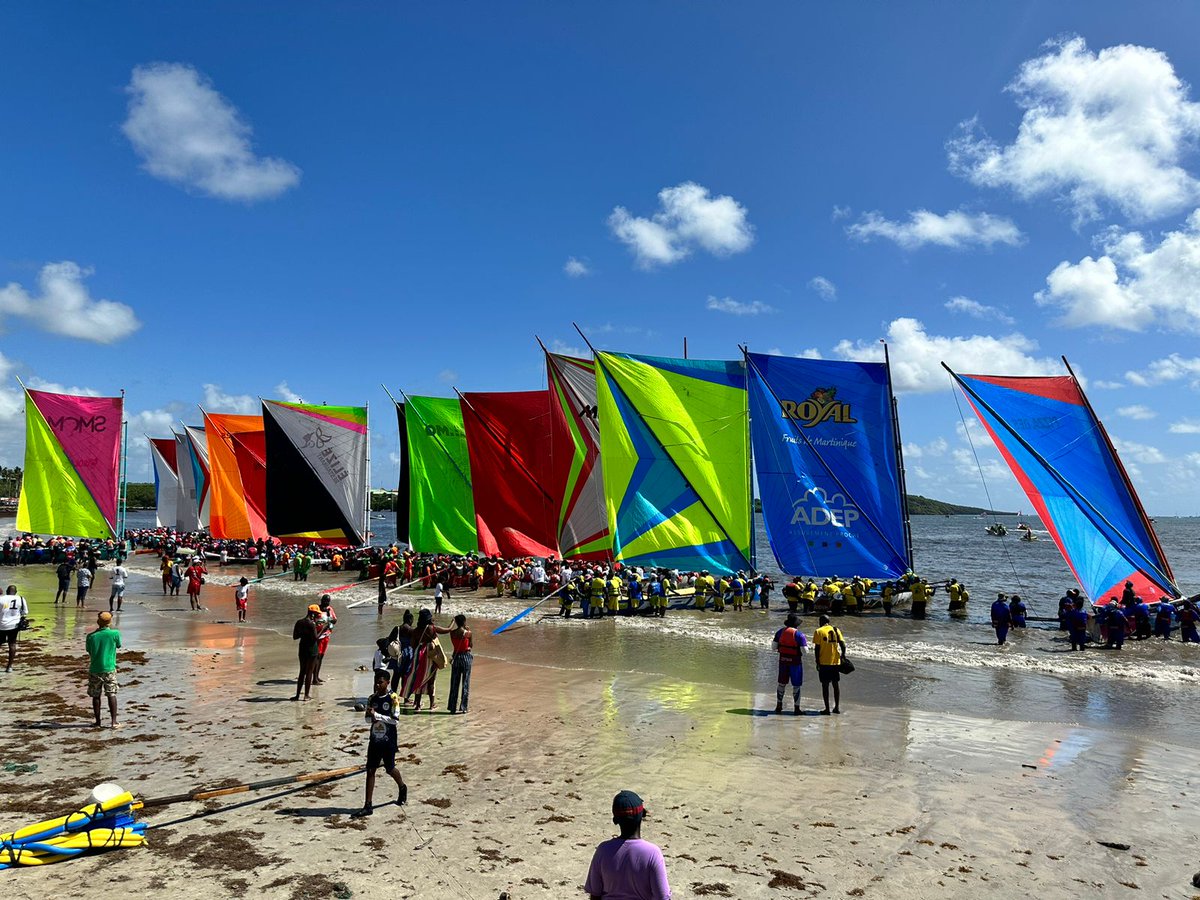 #TDY2023 Départ de la 4ème étape du Tour de Martinique des Yoles Rondes. 
Le maillot de la combativité sponsorisé par le <a href="/sdis972/">Sapeurs-Pompiers de Martinique (972)</a> sur les épaules de l'équipage CTDM/EDF/FRAIKIN. Combativité: sens même du devoir des #sapeurspompiers!