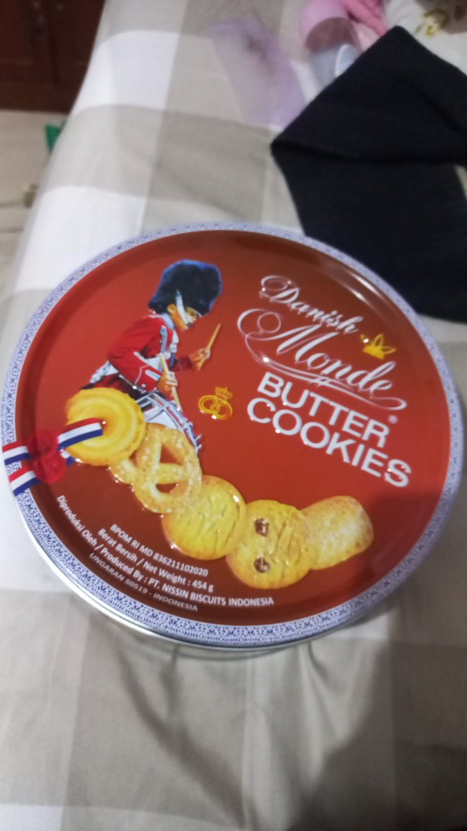 Bungaameliaa_'s tweet photo. Sekalinya maen ke temen kuliah dulu malem2 gara2 nganterin pesenan jajanan eh balik2 di bekelin monde sekaleng dan masih full isinya pake maksa kan jadi enak:') suka malu tapi jujurly https://t.co/KWAA0O5csX