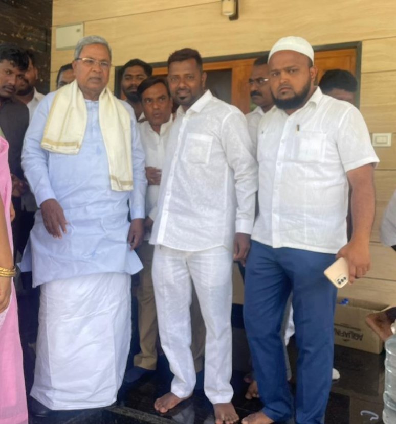 YadawadAltaf's tweet photo. ಜನನಾಯಕ ಕನ್ನಡನಾಡಿನ ಭಾಗ್ಯವಿಧಾತ ನೇರ-ನಿಷ್ಠುರ ವ್ಯಕ್ತಿತ್ವವುಳ್ಳ ಧೀಮಂತ ನಾಯಕ ಗ್ಯಾರೆಂಟಿ ಯೋಜನೆಗಳ ಹರಿಕಾರ ನಾಡಿನ ಜನಪ್ರಿಯ ಮುಖ್ಯಮಂತ್ರಿಗಳಾದ ಸನ್ಮಾನ್ಯ ಶ್ರೀ  ಸಿದ್ದರಾಮಯ್ಯನವರಿಗೆ ಜನ್ಮದಿನದ ಶುಭಾಶಯಗಳು.⁦@siddaramaiah @DKShivakumar @utkhader @VVKashappanavar @Bhavyanmurthy @INCKarnataka https://t.co/8GZqvGHThX