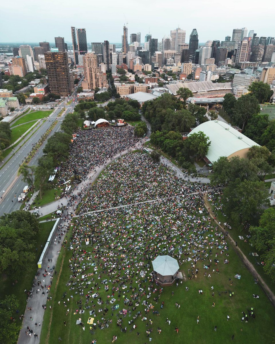 Des milliers de personnes rassemblées au pied du mont Royal pour écouter la musique classique de l’Orchestre Métropolitain de Montréal. Une soirée inoubliable dans un décor magnifique! 🎶😍 #polmtl 📸 @jfsavaria via Instagram