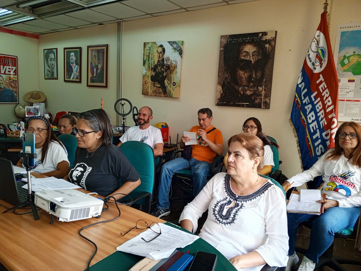 MisinRobinsonP2's tweet photo. #Ahora || Nuestra Pdta. @Sociabolivarian dirige Videoconferencia con estructuras de nuestra #MisiónRobinson Región Sur para continuar fortaleciendo la capacitación en las áreas productivas para futuros emprendimientos en los territorios.

@NicolasMaduro 
@_LaAvanzadora https://t.co/toXt46TV1e