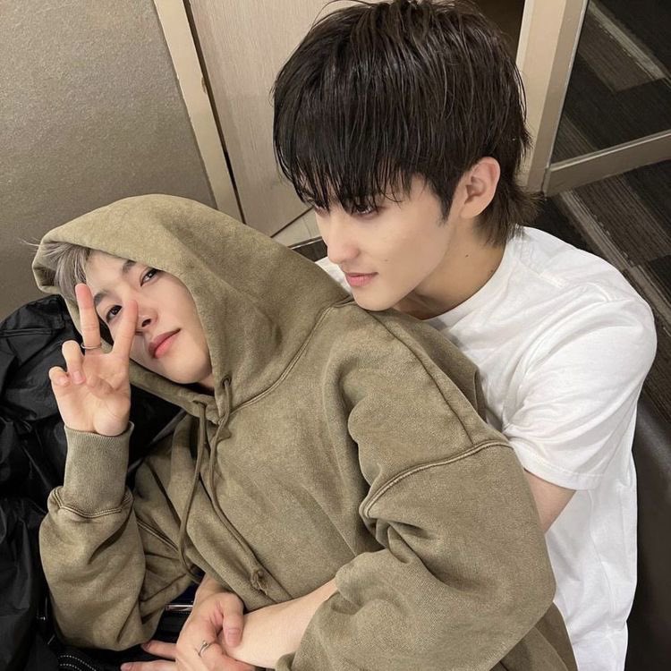 markrenation's tweet photo. rnjun is so baby girl of him in this picture and mrk loves it https://t.co/QC5z903O98