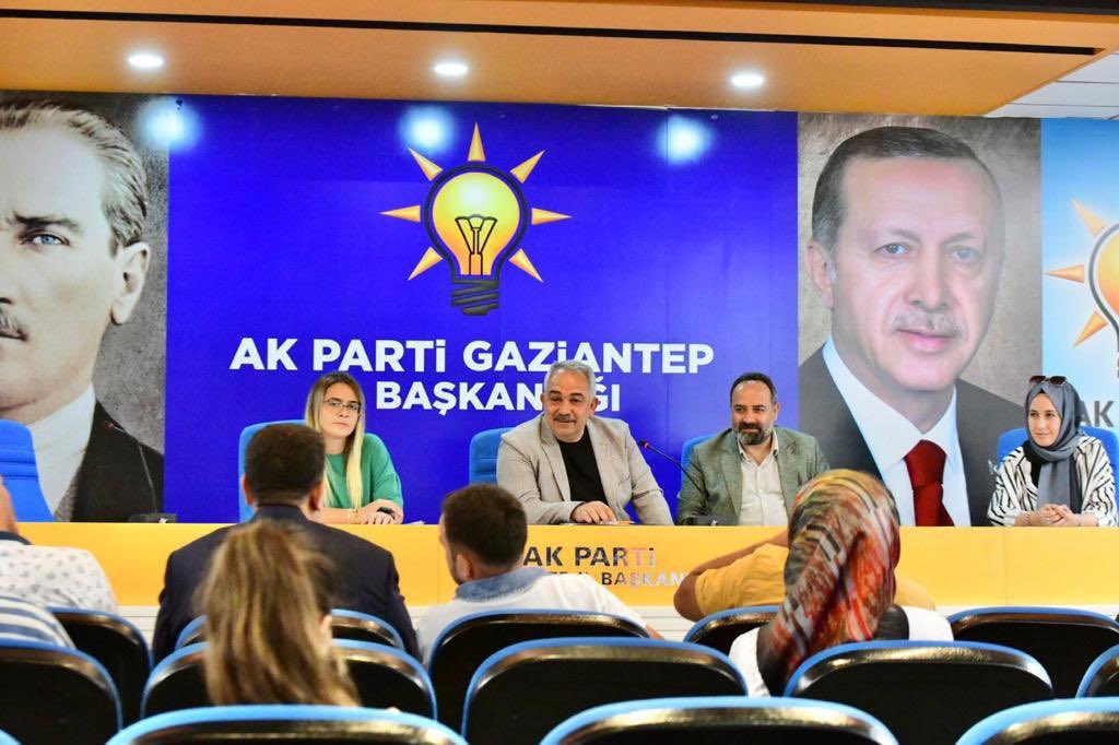 muratcetin27's tweet photo. 📍@AKPartiG_Antep 

AK Parti Gaziantep İl Tanıtım ve Medya Başkanımız Sayın Arif Kurt ile beraber İlçe Tanıtım ve Medya Başkanlarımızla bir araya geldik.

Teşkilatımızın yaptığı çalışmaları vatandaşlarımızla buluşturacak güçlü bir ekibimiz var.

Toplantımızın, hayırlara vesile olmasını diliyorum.

@ArifKurt1