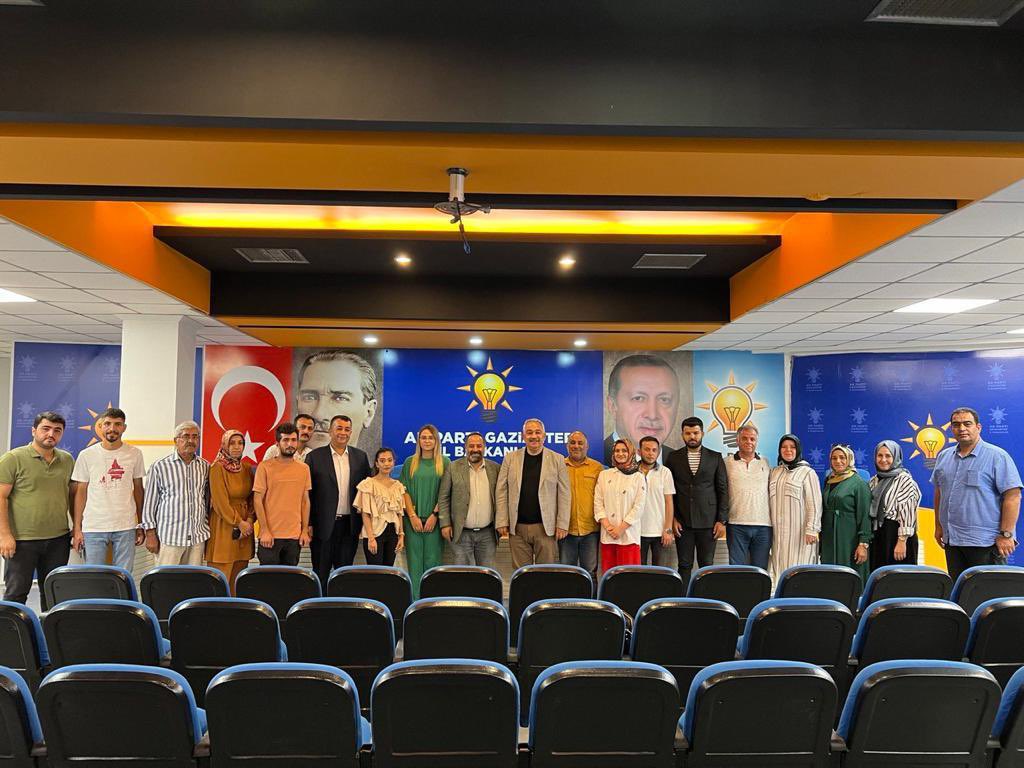 muratcetin27's tweet photo. 📍@AKPartiG_Antep 

AK Parti Gaziantep İl Tanıtım ve Medya Başkanımız Sayın Arif Kurt ile beraber İlçe Tanıtım ve Medya Başkanlarımızla bir araya geldik.

Teşkilatımızın yaptığı çalışmaları vatandaşlarımızla buluşturacak güçlü bir ekibimiz var.

Toplantımızın, hayırlara vesile olmasını diliyorum.

@ArifKurt1